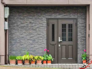 برای رنگ درب حیاط خانه استفاده خاکستری تیره با گل و گیاه فضای ایجاد شده طبیعت و زندگی را به رخ میکشد