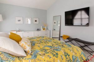 ترکیب رنگ طوسی و زرد در دکوراسیون اتاق خواب